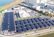 両⾯パネルで発電効率向上。⽇本最⼤級のカーポート型を導⼊