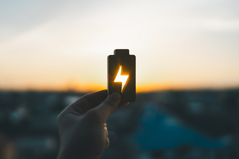 太陽光発電に利用される蓄電池の仕組みとは?